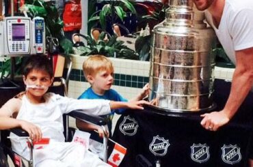 Lors de sa journée avec la #StanleyCup, @bbickell se rend au Sick Kids Hospital de Toronto ....