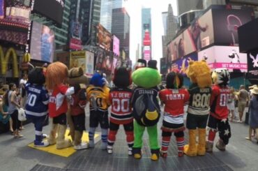 Times Square ne peut pas briller aussi fort que vous. #SayCheese #NHLMascotConference ...