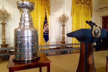 En attendant que POTUS parle aux @nhlblackhawks pour la troisième fois. #POTUSHattr ...