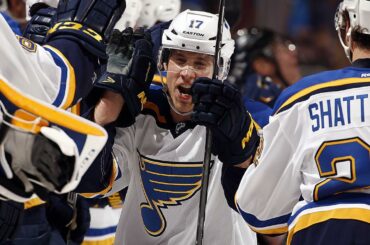 À son premier match après avoir raté 49 buts, Jaden Schwartz a marqué un but et a ...