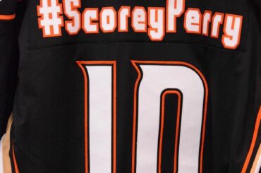 Et en effet, il l'a fait lors de la soirée #DucksSocial hier. #ScoreyPerry

(: @anaheimduck ...