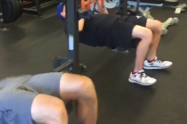 Shane et son fils Josh Doan n'ont pas arrêté de fumer #WorkoutWednesday. #IsItOctoberYet? ...