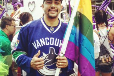 @etemerson représentant les Vancouver @canucks au défilé #vancouverpride aujourd'hui ....