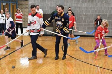 Maman, aujourd'hui nous avons joué au hockey avec des joueurs de la LNH. #HockeyvilleUSA ...