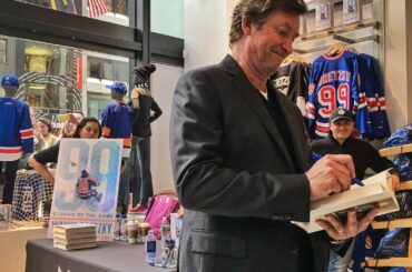 C'est un très bon autographe à avoir. # 99StoriesOfTheGame #Gretzky ...