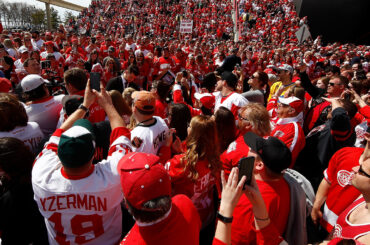 Pour la dernière fois, les @detroitredwings se rendent au Joe Louis Arena. #Farew ...