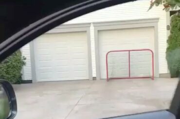 Le #DriveByDunkChallenge reçoit le traitement de hockey avec la permission de @dougieham. Spectacle...