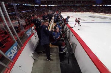 Gabriel Landeskog se penche et dit à @ erikkarlsson65 que ses patins ne sont pas attachés. La...