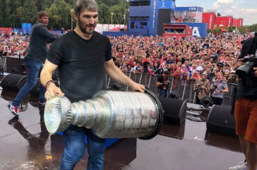 Petite visite à la #WorldCup en Russie pour @aleksandrovechkinofficial et le ...