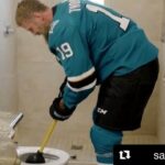 Oui, c'est Jumbo qui plonge une toilette. (@sanjosesharks) ...