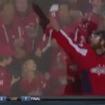 Il y a un an aujourd'hui, Brett Connolly nous a offert cet adorable moment avec un jeune @capi ...