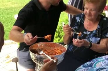 Alex Pietrangelo et Robby Fabbri explorent toutes les possibilités offertes par la # StanleyCup en matière de pâtes ...