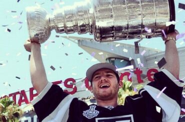 C'est une bonne journée pour être @ JonathanQuick32. #BecauseItsTheCup #LAKingsParade ...