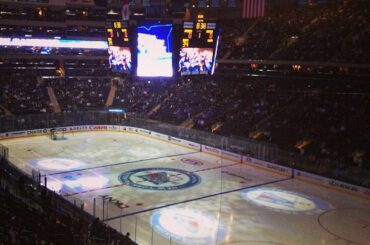 Les lumières sont allumées à Broadway pour le grand jeu #RivalryNight. #NYR vs #Bruins. Si tu ...