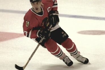 #TBT: En ce jour de 1995, @NHLBlackhawks a nommé Chris Chelios au poste de capitaine ...