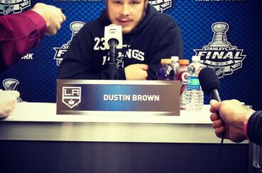 Le capitaine Brown s'adressant aux médias. #NJDLAK ...