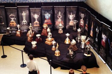 Être au même endroit que ces trophées ... #nowords #NHLDraft ...