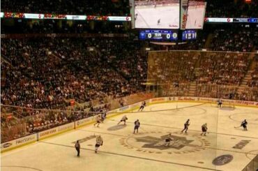 @Kingjames (LeBron James) de la NBA a participé à son premier match de hockey aujourd'hui à Toronto ...