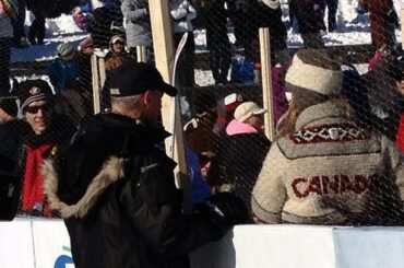 L’animateur de Hockey Night in Canada, Ron MacLean, discute avec les fans entre deux succès en direct. #Ho ...