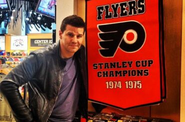 On se demande de quelle équipe David Boreanaz est un (super) fan de l'équipe #BONES. #Flyers ...