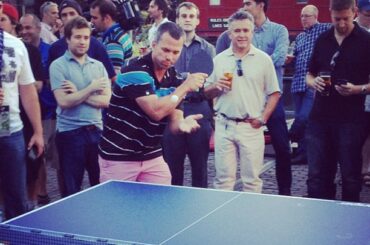 Le gagnant d'Art Ross, Martin St. Louis, montre ses talents de ping-pong à Dominic Moore ...