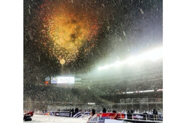 Les Blackhawks remportent la #StadiumSeries 5-1.

#CueThePyro! ...