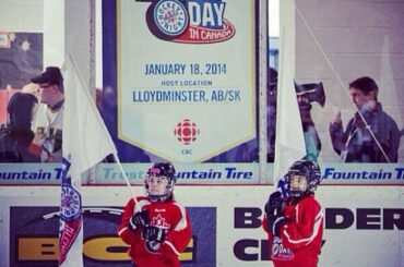 Deux joueurs locaux du #scotiahockey ont accueilli Don Cherry aux Bobcats de Lloydminster ...