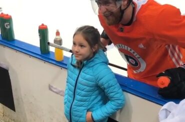 Jakub Voracek est tout à fait le type populaire à Prague. #NHLGlobalSeries (@nhleurope ...