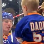 Casey Cizikas rendre visite à son fils pendant les échauffements est trop mignon! (@ny_islanders) ...