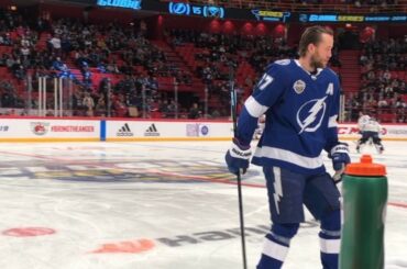 Nouveau pays, même routine pour Victor Hedman. Suivez @nhleurope pour plus de #NH ...