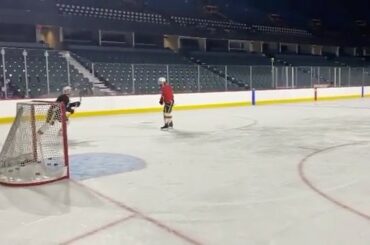 Mark Giordano et les @NHLFlames ont sorti une épopée # TrickShot4Snowy pour soutenir ...