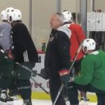 L'entraîneur de @minnesotawild Dean Evason semble s'amuser.  (@minnesotawild ...