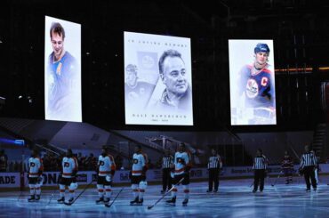 Les @canadiensmtl et @philadelphiaflyers ont observé un moment de silence pour le p ...