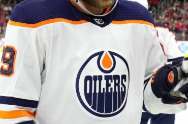 Qui de mieux pour remettre le trophée Hart à Leon Draisaitl (@ drat_29) que le Grea ...