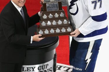 Votre gagnant Conn Smythe 2020, Victor Hedman, a fait une course folle dans le #StanelyCu ...