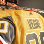 Un regard plus approfondi sur les nouveaux tiers de @vegasgoldenknights avec l'aimable autorisation de @adidasho ...