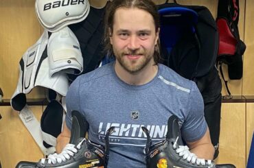 Victor Hedman + Willie O'Ree @bauerhockey Skates = La paire parfaite #NHLBlackHis ...