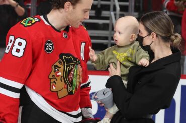 Le petit Kane fait la fête avec son père.  #1Kane (: @nhlblackhawks)...